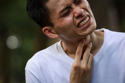 一个感觉喉咙痛的人
