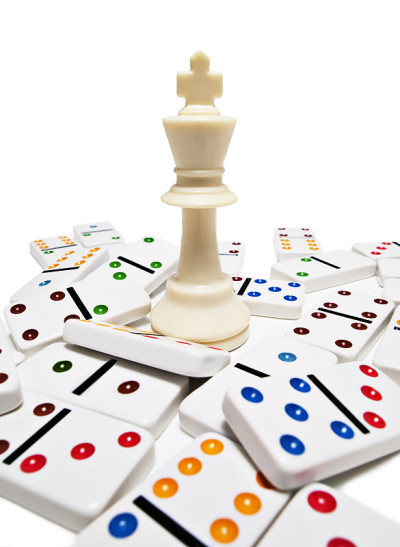 国王的棋子和多米诺骨牌