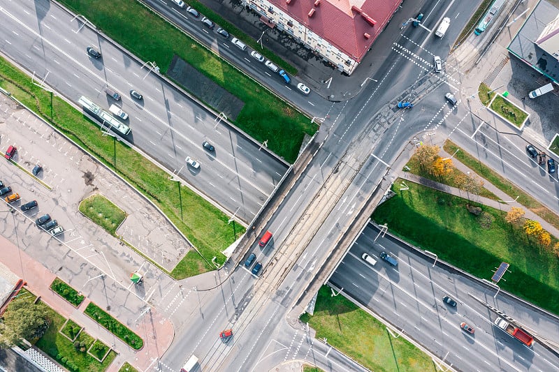 空中俯瞰城市道路交叉口与交通桥梁和移动的汽车