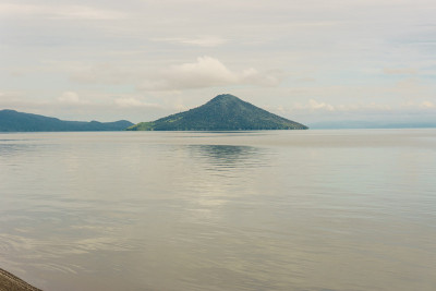 马那瓜湖上的Momotombo和Momotombito火山