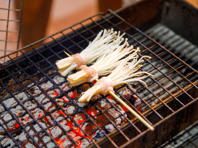 金针蘑菇熏肉卷，泰国普吉岛街头摊烧烤棒