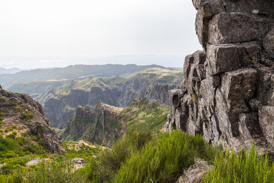 Arieiro高峰。山地景观与黑暗的岩石