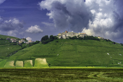 Castelluccio大钢琴，山川和乡村景观