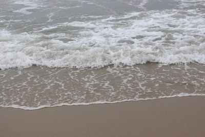 海滩上的两个波浪