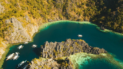鸟瞰图双礁湖，海，海滩。热带岛屿。Busuanga,菲律宾巴拉望省