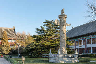 北京大学历史悠久的华表，中国建筑中的一种仪式柱。建筑遗产。
