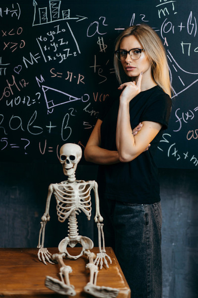 美丽的女孩在课堂上学习生物