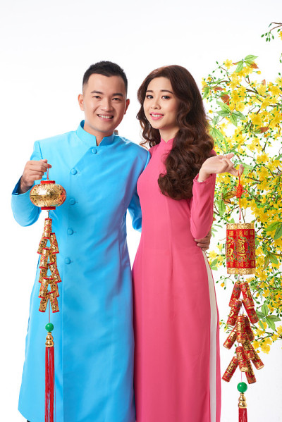 年轻夫妇庆祝春节