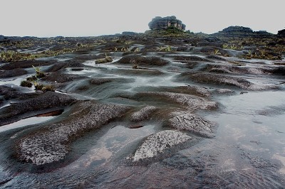 雨水从位于山顶的岩石地形上流下。罗赖马山，卡奈马国家公园，委内瑞拉
