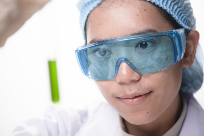 科学家正在用试管检查。分析概念