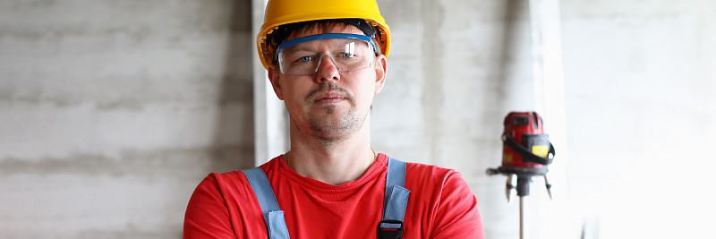 戴头盔的建筑工人双臂交叉放在胸前