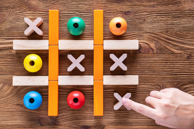 木制的tic tac toe (OX)游戏。战略、风险、商业竞争的概念。
