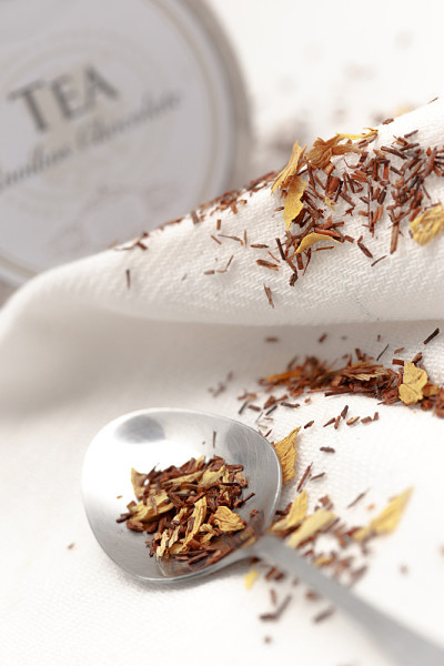 用勺子盛上蜂蜜茶