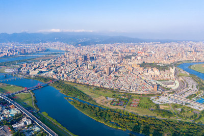 台北城市鸟瞰图-亚洲商业概念图像，白天和蓝天下的全景现代城市景观建筑鸟瞰图，拍摄于台湾台北。