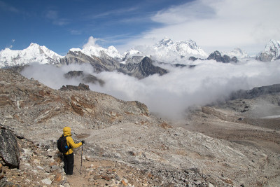 珠穆朗玛峰营地徒步旅行尼泊尔风景优美的喜马拉雅山在莲若拉山口。