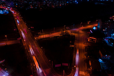 Ivano-Frankivsk市夜间街道、高速公路和车流，车流灯光，街道全景。
