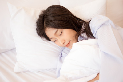 美丽年轻的亚洲女人睡在床上，女人睡觉的概念，20岁。