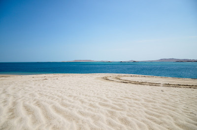 沙丘下降到海里