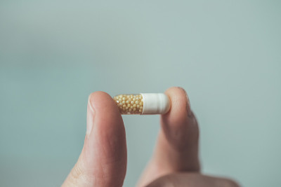 药物或治疗概念。男性的手与药丸的特写。