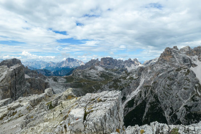 Oberbachernspitze -在意大利白云石的一个高和荒凉的山峰上的无尽的观点。