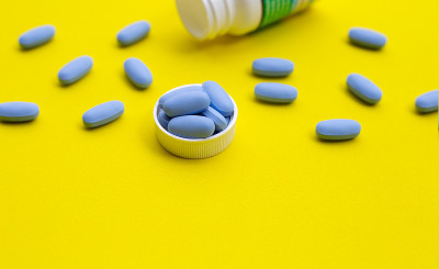 暴露前预防:黄色表面用于预防HIV的蓝色药片