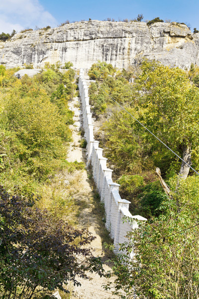 克里米亚峡谷中的修道院围墙