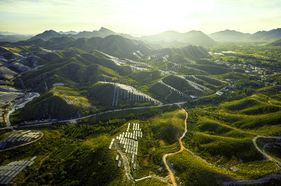 航空摄影山太阳能光伏电池基地