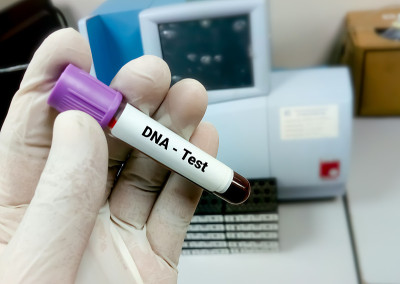 DNA测试。医生/科学家在实验室拿着用于DNA测试的血样采集管。