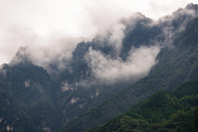 云雾缭绕的山脉，乐山市，四川省，中国。