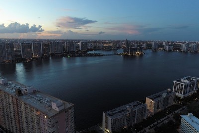 海景日落鸟瞰图。阳光群岛，迈阿密，美国。伟大的景观。假期旅行。热带旅行。