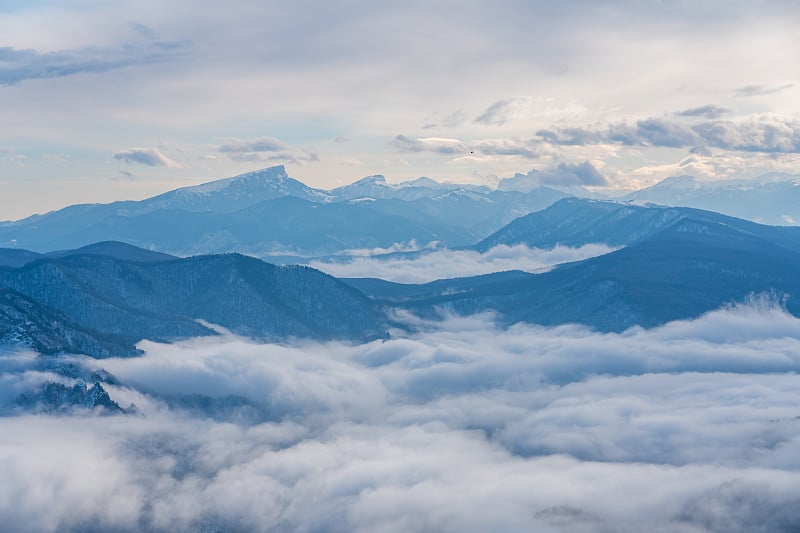 令人惊叹的高山雪景从Lago-Naki观景台开放，主要高加索山脊，俄罗斯