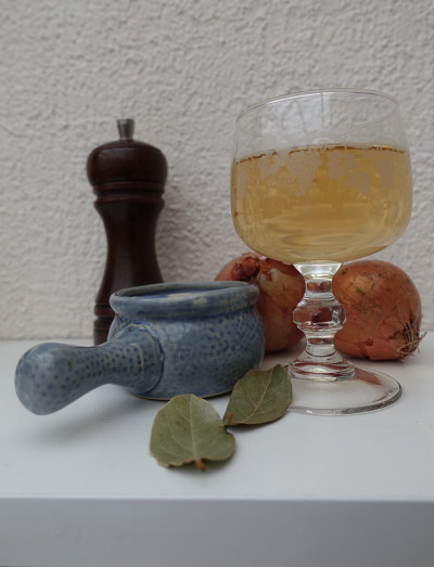 厨房准备的配料:白葡萄酒、洋葱、盐、胡椒、月桂叶