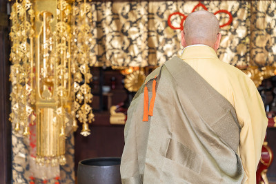 日本和尚在寺庙里祈祷