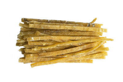 干腌金枪鱼精华零食孤立在白色背景。鱼和啤酒。近距离