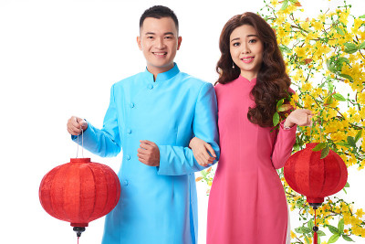 亚洲夫妇与中国灯笼