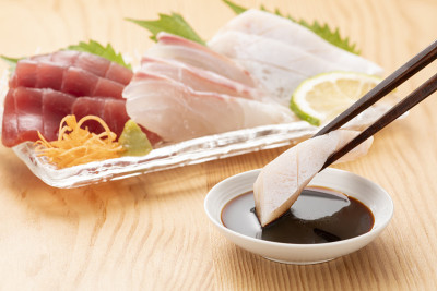 什锦生鱼片，日本料理。金枪鱼，海鲷，黄尾鱼。