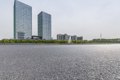 全景天际线和现代商业办公建筑与空的道路，空的混凝土广场地板
