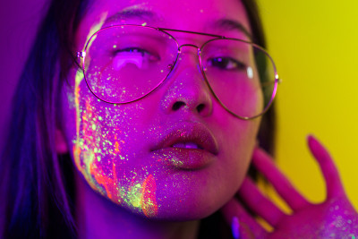 脸上有荧光画的时装模特