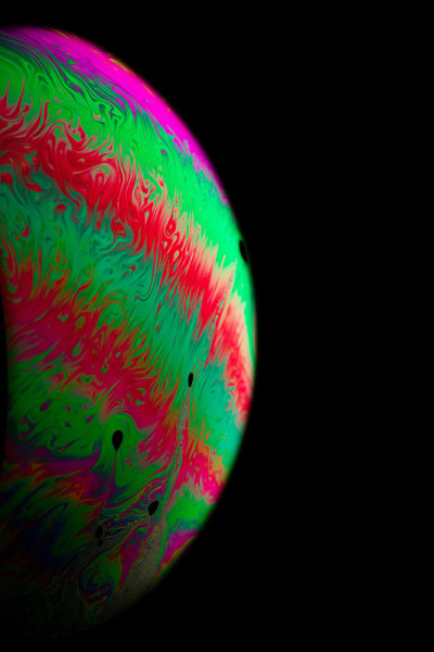 五彩缤纷的泡沫。摘要星系背景与地球行星地球在宇宙空间，阳光在黑暗背景。抽象的彩色肥皂泡。