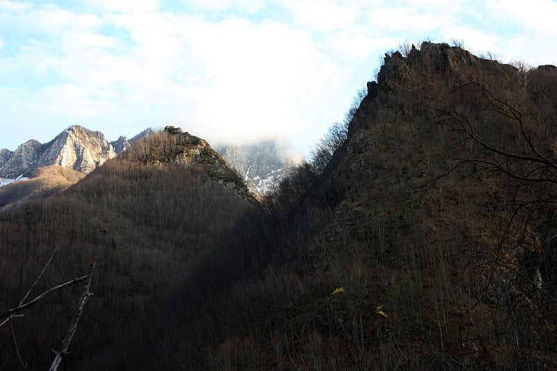 在托斯卡纳寒冷的薄雾中，阿普安阿尔卑斯山的山峰