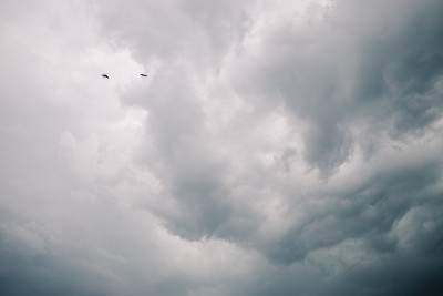 天空中暴风雨的云