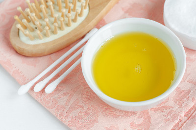 小的白色碗，橄榄油，棉签和木发刷，自然护肤。有机发膜，清洁油，卸妆水。