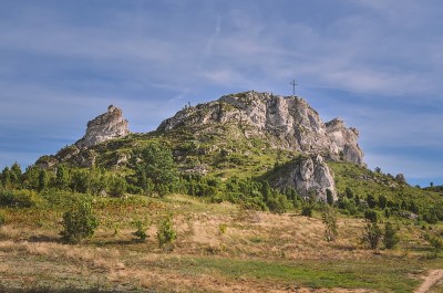 阳光明媚的夏天的风景。