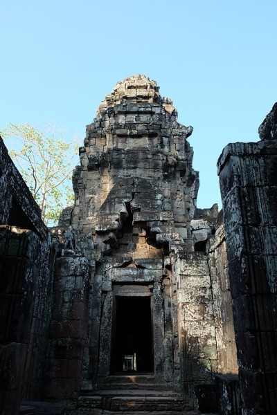 Banteay Kdei神庙的大门装饰精美。柬埔寨的旅游景点。古老的大门。