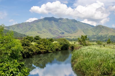 河流，田野和山脉在乡下-菲律宾