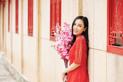 桃花枝头的女人