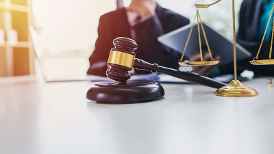 商务律师在法庭上为客户进行法律立法工作。