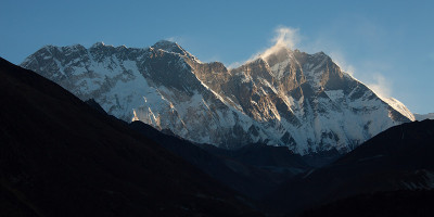 喜马拉雅山上的珠穆朗玛峰，大雪纷飞。