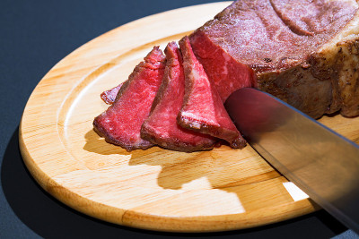 木盘子里的烤牛肉