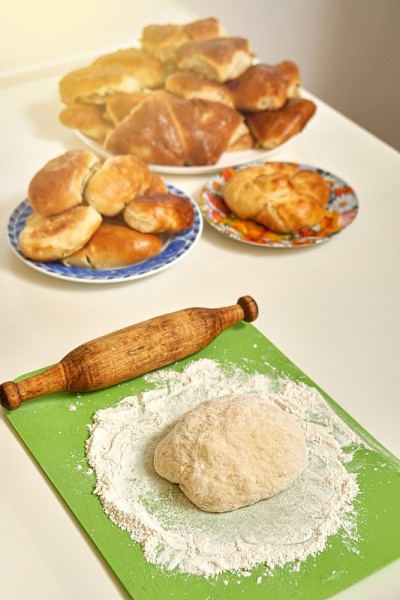 生面团和擀面棒在厨房自制的馅饼附近